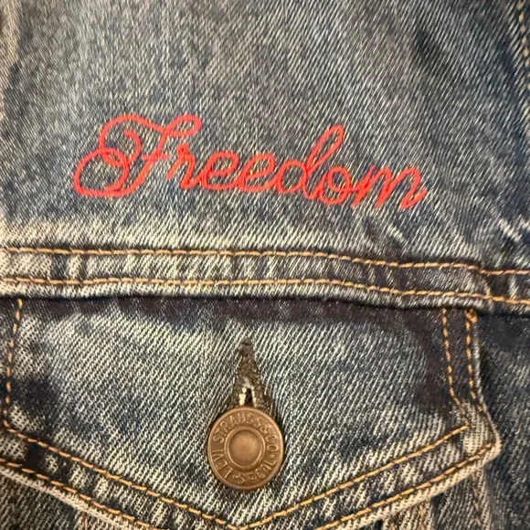 BEAUTIFUL!♥️ Levi's Denim Jacket Embroidered Bird Freedom Women's S/M - Picture 5 of 9